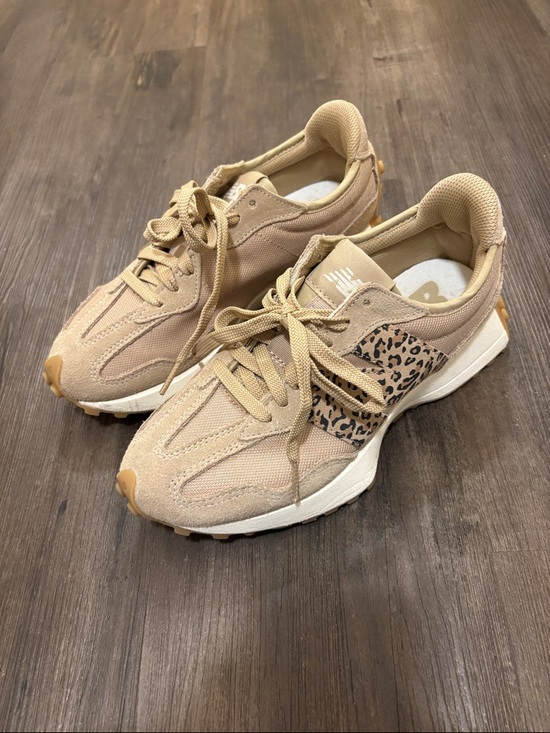 New Balance Shoes - New Balance Exclusive 327 Sneakers size 7